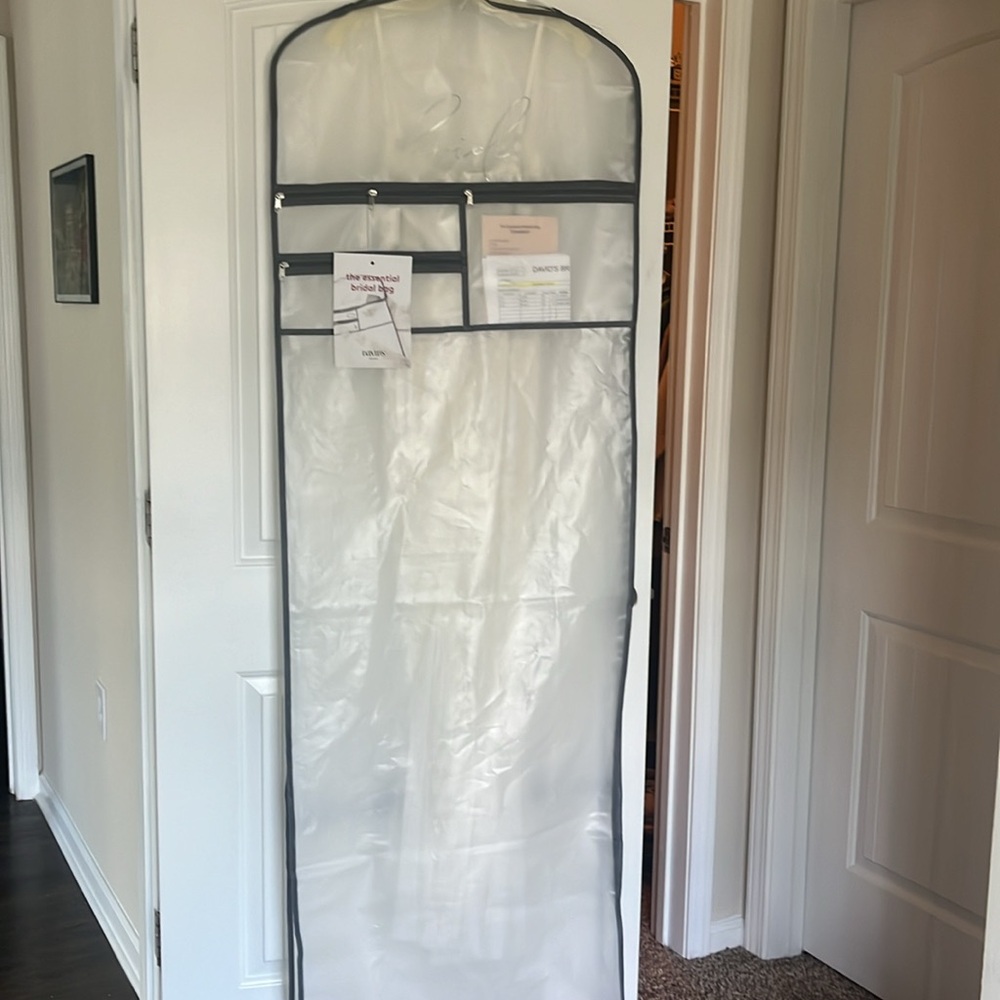 GORGEOUS & brand new wedding dress from David’s Bridal - Picture 7 of 9
